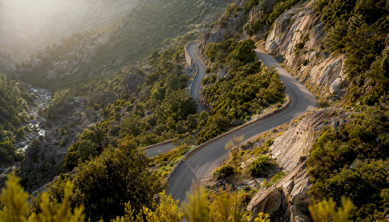 Petite route de montagne sinueuse au cœur de la vallée de la Restonica