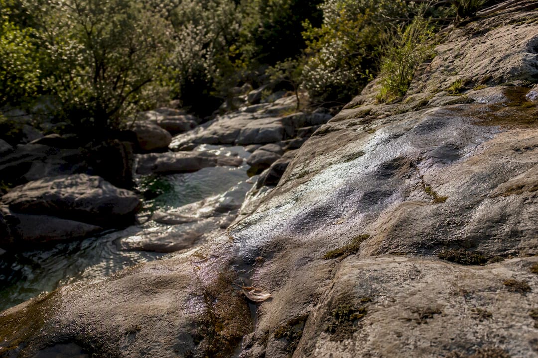 Les dalles de pierre lisses et humides du canyon de Purcaraccia