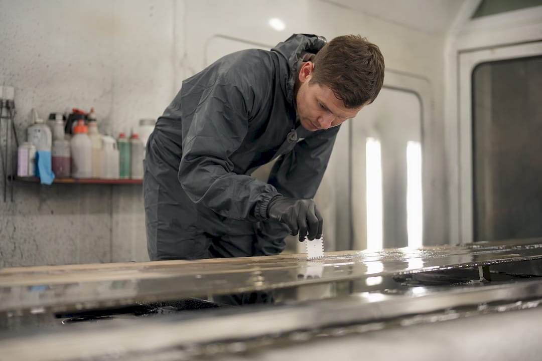 Measuring wet film thickness with comb in spray booth