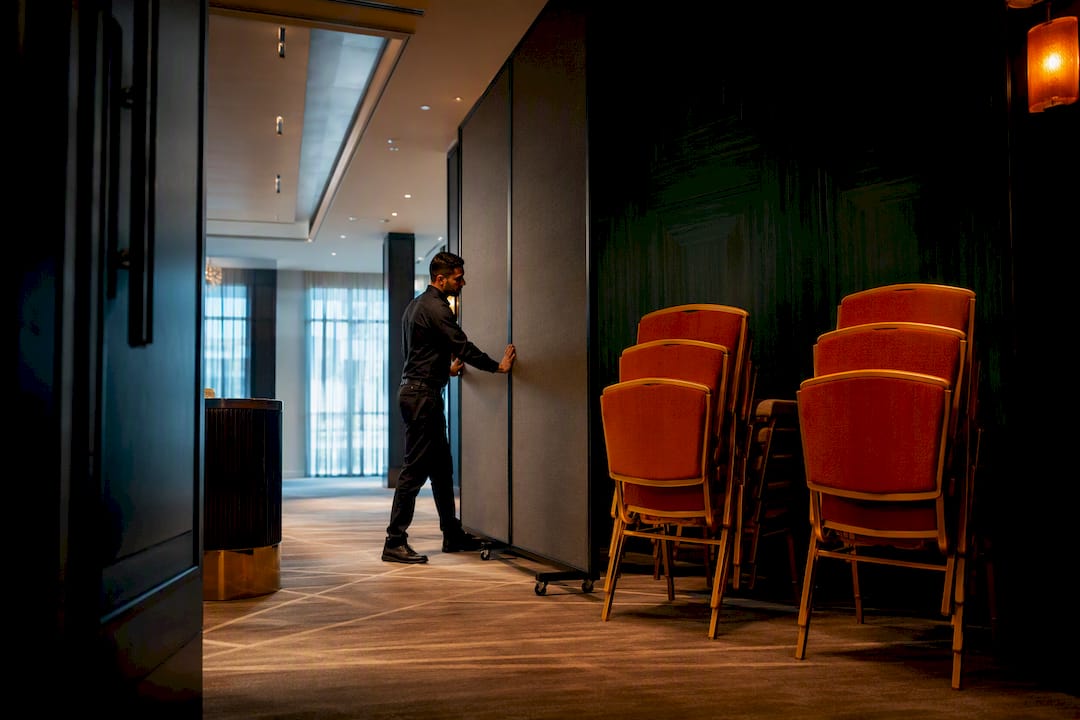 Avoid Contract Traps: 24–48 Hour Venue Response for Corporate Planners