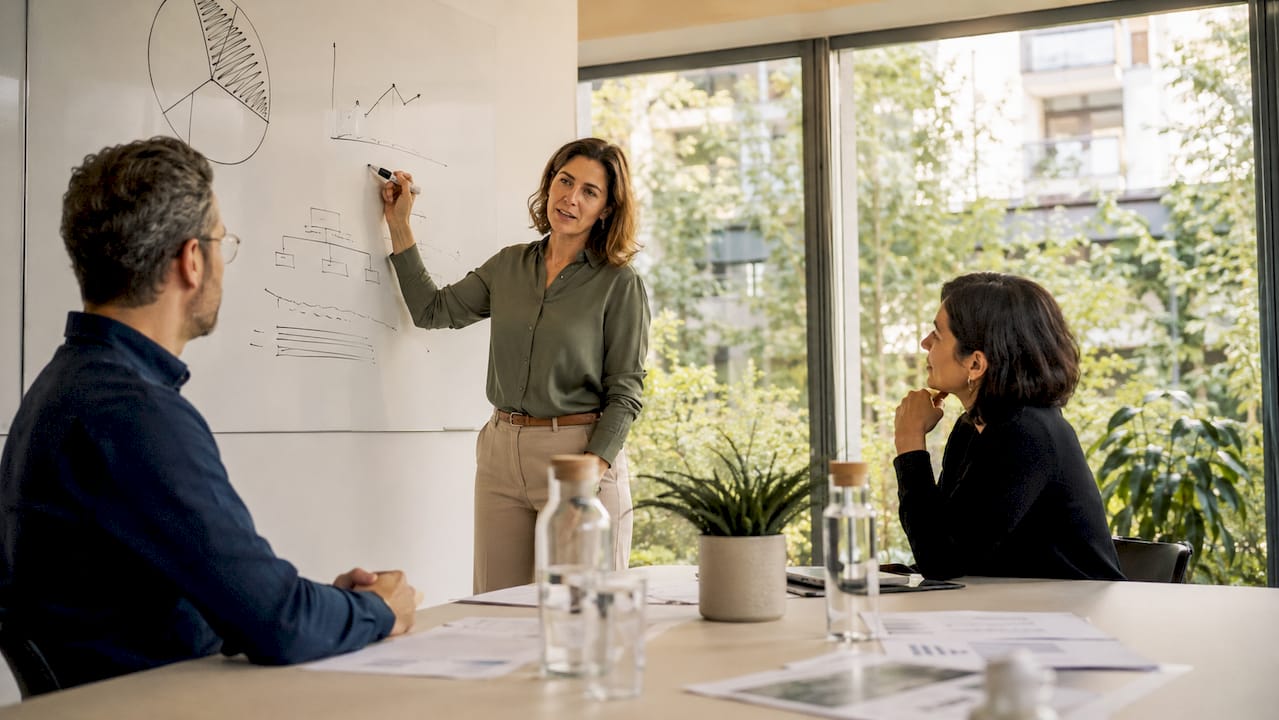 Im Meeting tauscht sich das Team über die Analyse der Besucherzahlen aus.