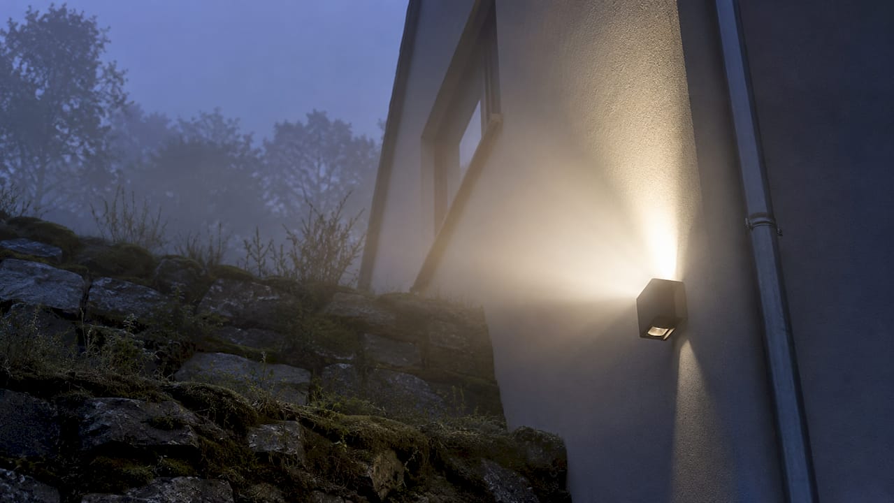 Die Außenlampe gibt ihr Licht ungerichtet in alle Richtungen ab.