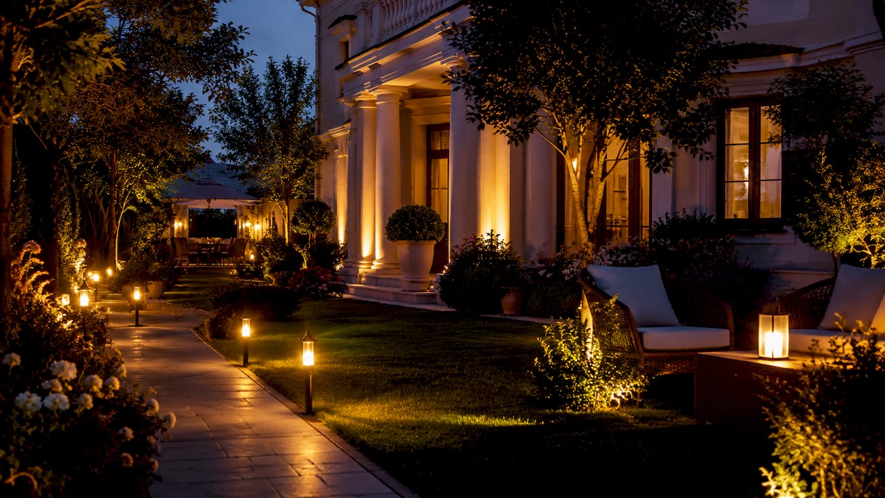 Drei stimmungsvolle Lichtbereiche rund um die Villa bei Nacht