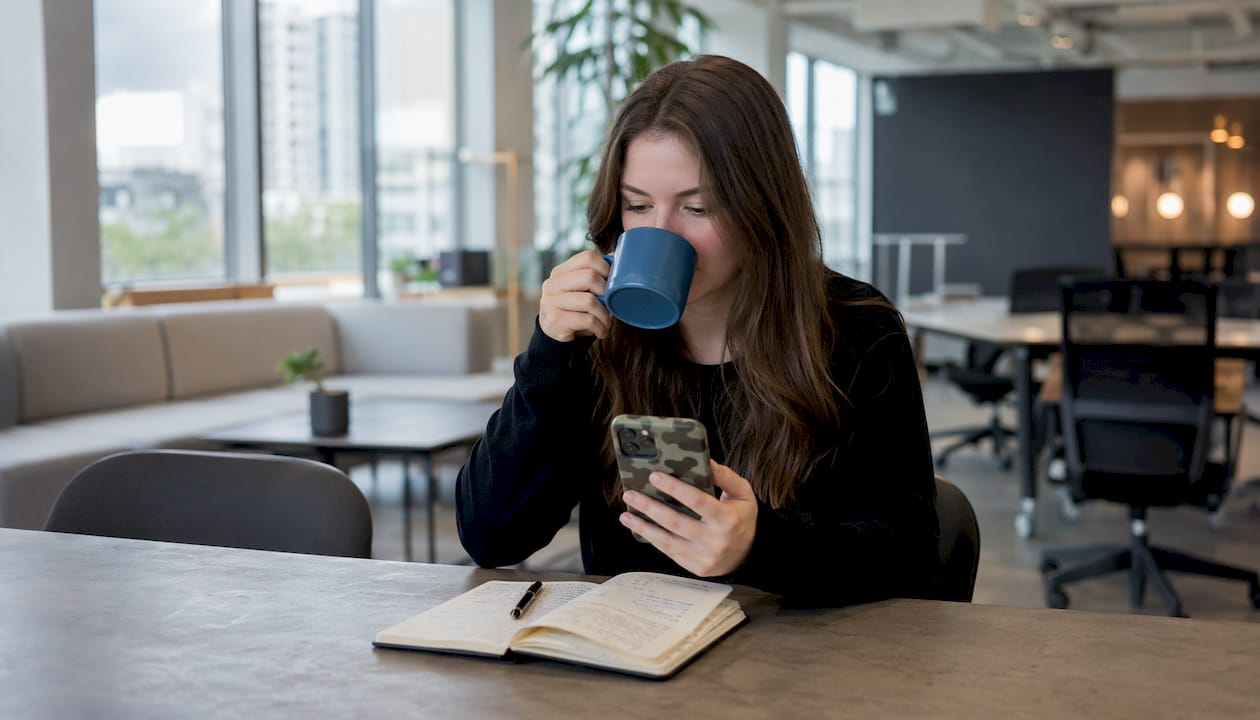 Eine Frau sucht per Sprachbefehl über ihr Smartphone nach Informationen.