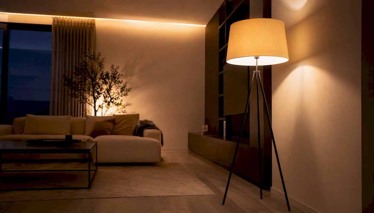 Am Abend sorgt individuell einstellbares, warmweißes Licht im Wohnzimmer für eine gemütliche Atmosphäre.