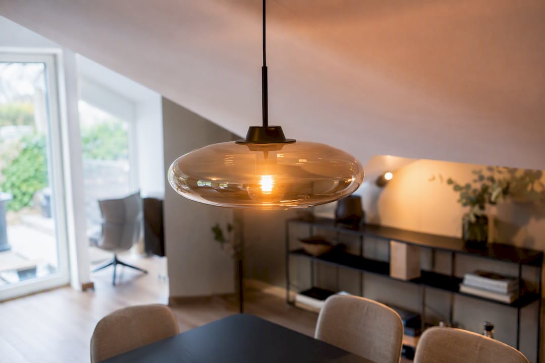 Moderne Hängeleuchte passend für Räume mit schräger Decke