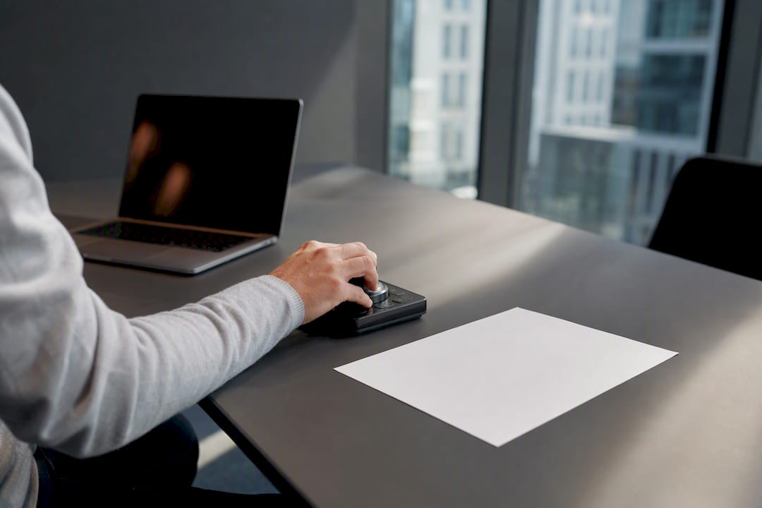 Hand dreht am Regler neben der Tastatur