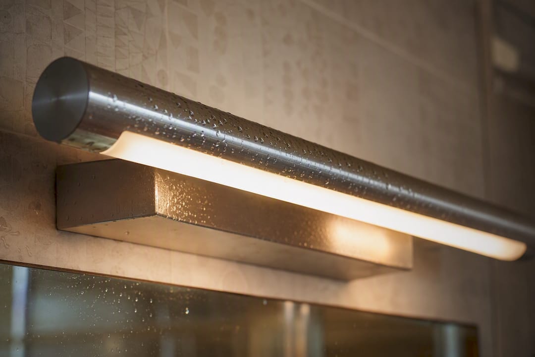 Detailaufnahme der Aluminium-Badezimmerspiegelbeleuchtung