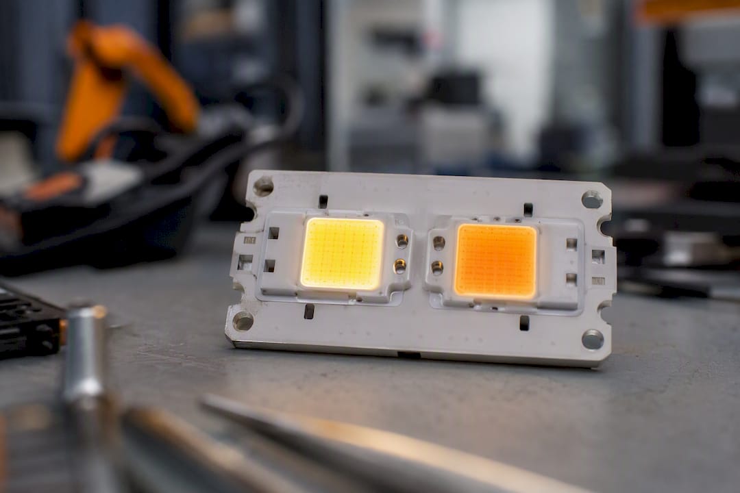 Nahaufnahme eines LED-Moduls mit zwei warmweißen Chips