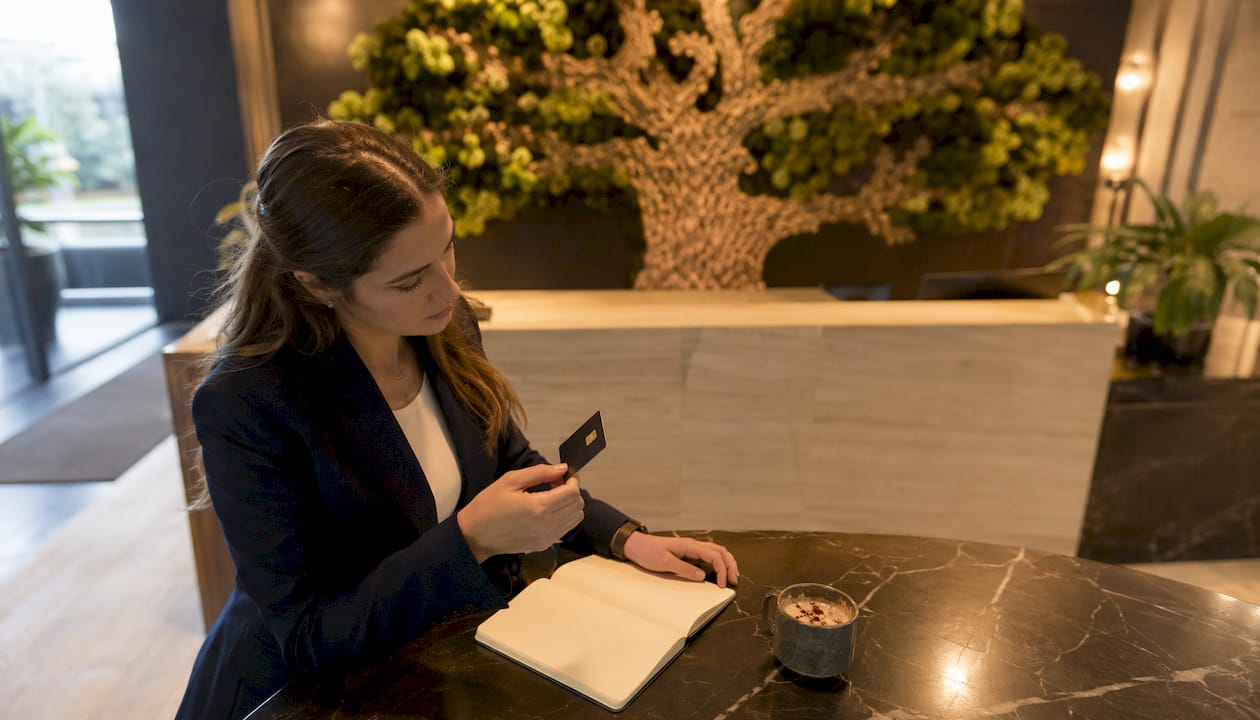 Eine Hotelangestellte kontrolliert den Ausweis mit integriertem Chip.