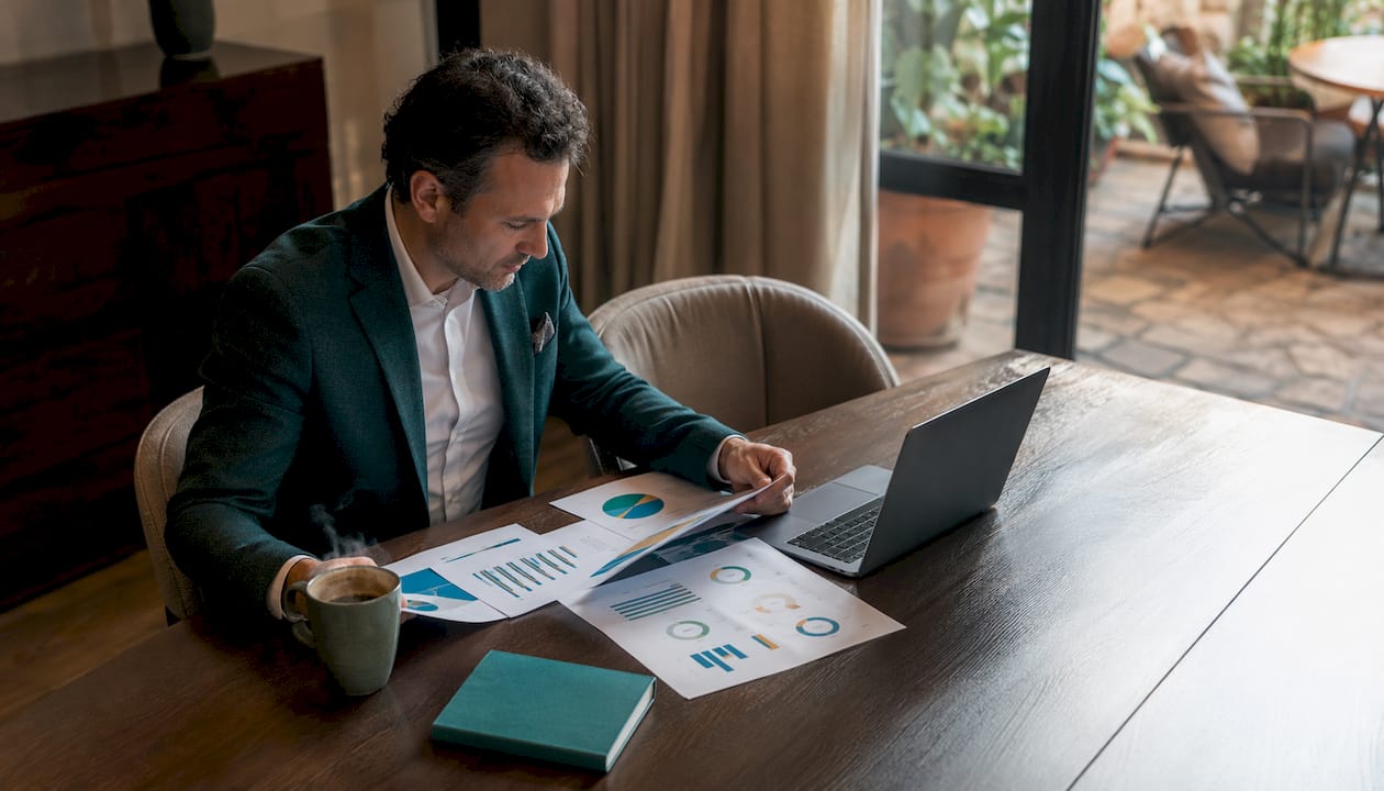 Ein Hotelmanager diskutiert am Konferenztisch die Vor- und Nachteile verschiedener OTA-Plattformen.