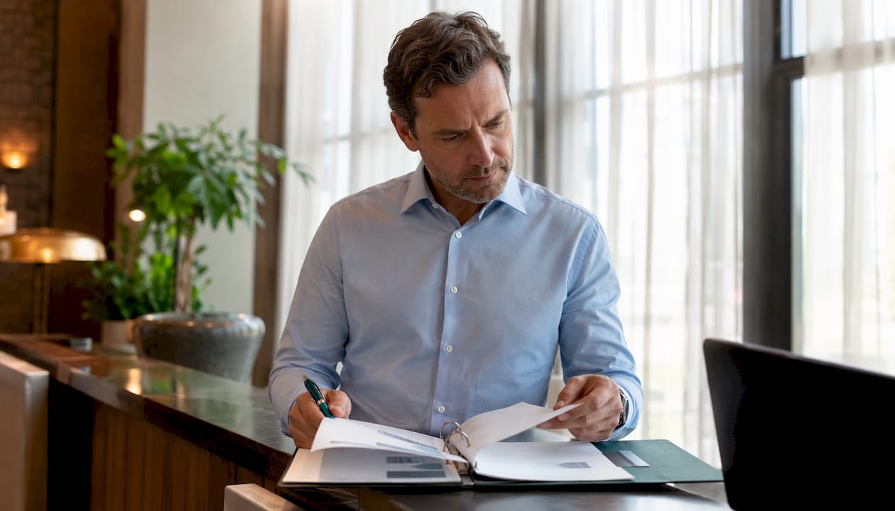 Hoteldirektor vergleicht verschiedene PMS-Systeme