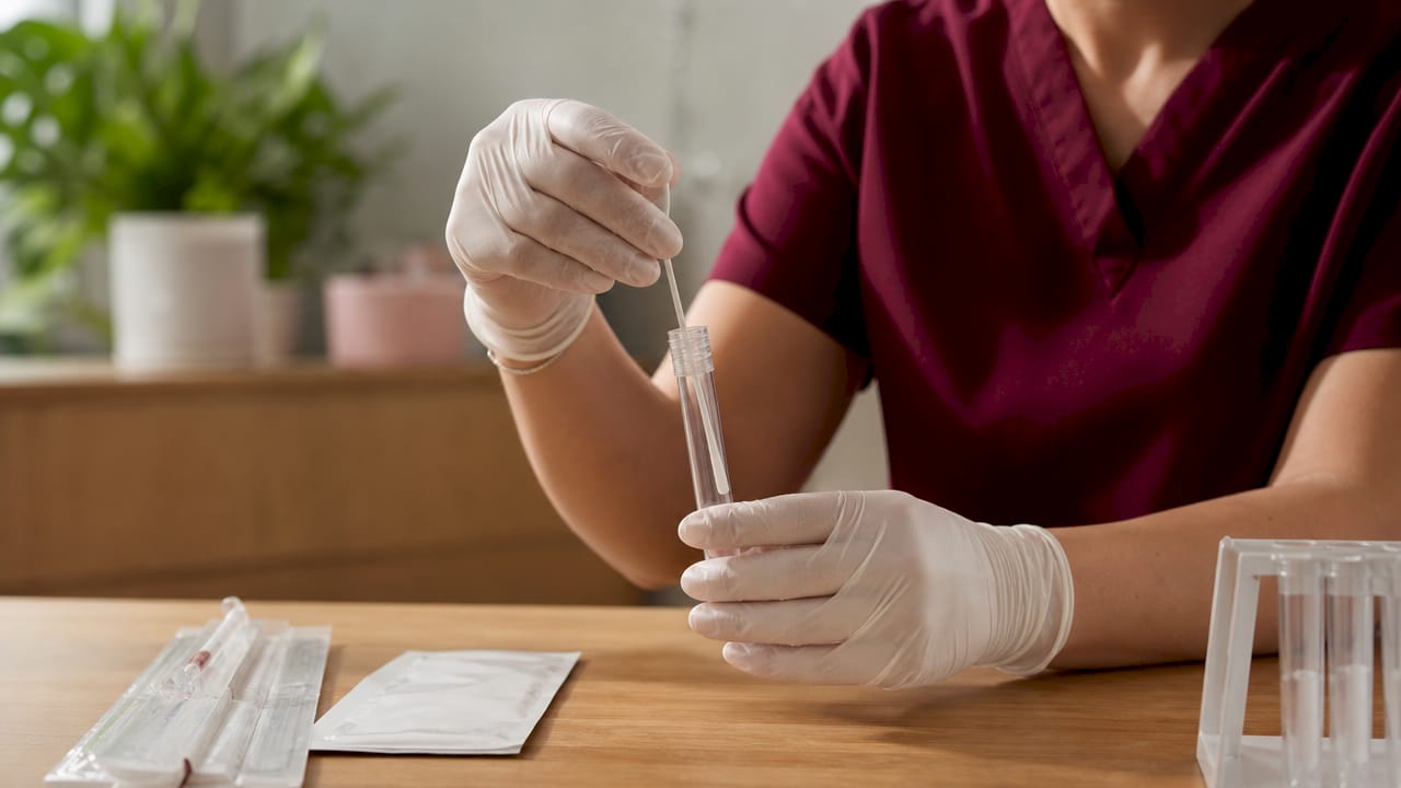 Ręce wykonujące test na obecność wycieku płynu owodniowego