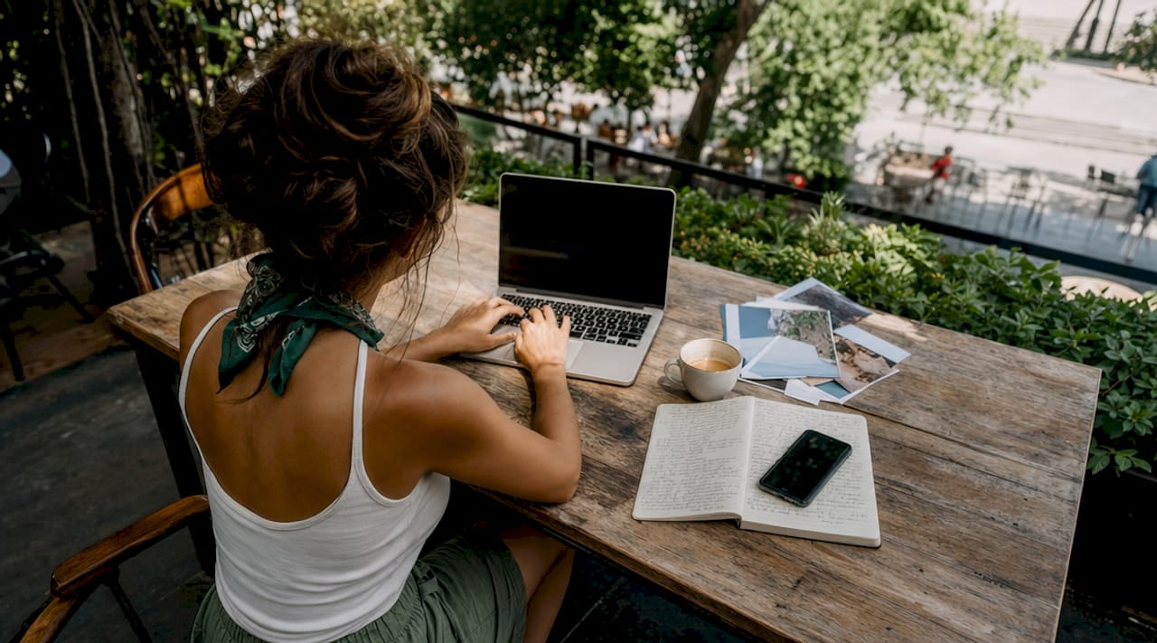 Traveler using digital platform to plan trip