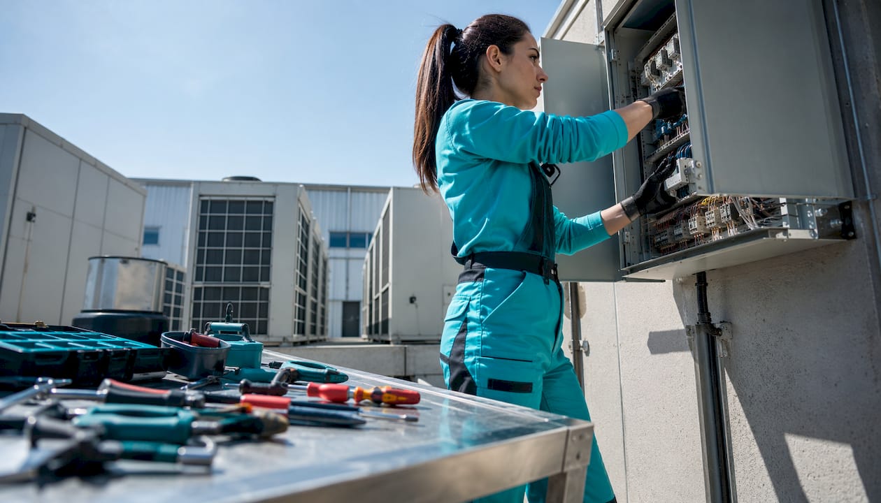 Técnica realizando una revisión del cuadro eléctrico del sistema de climatización