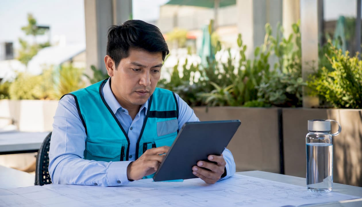 Expertos trabajando con una tablet para realizar tareas técnicas