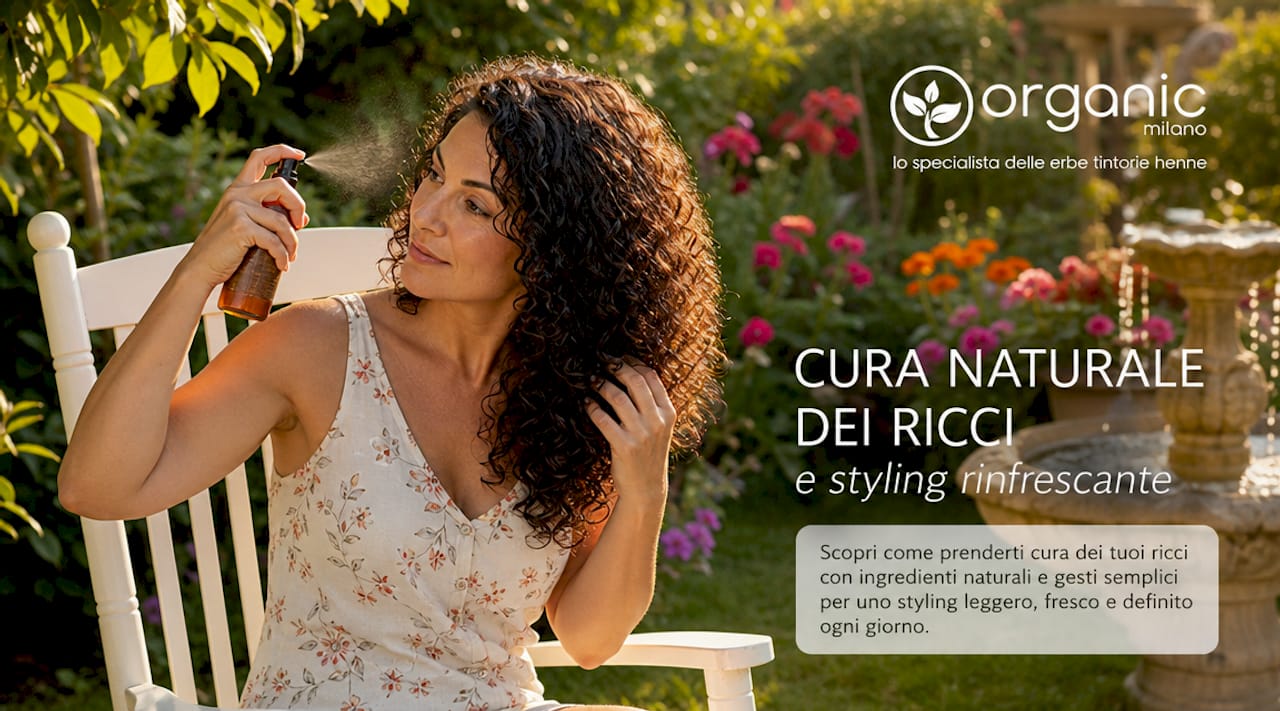 Donna che rinfresca i suoi ricci utilizzando uno spray specifico per capelli