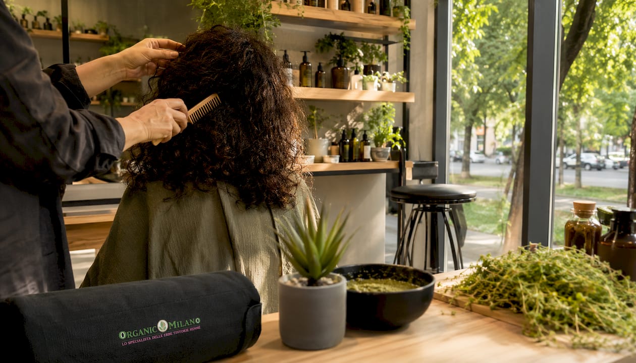 Parrucchiere specializzato nella cura naturale dei capelli ricci