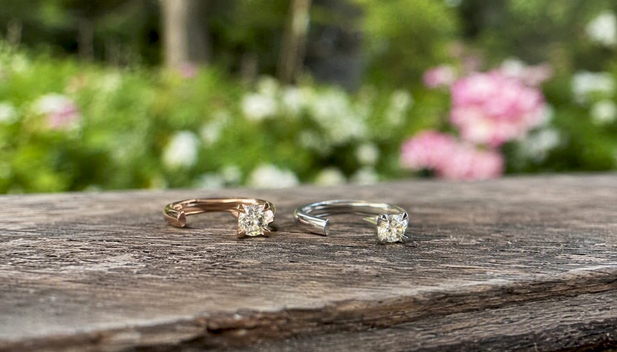 Diamond color affected by yellow and white gold settings