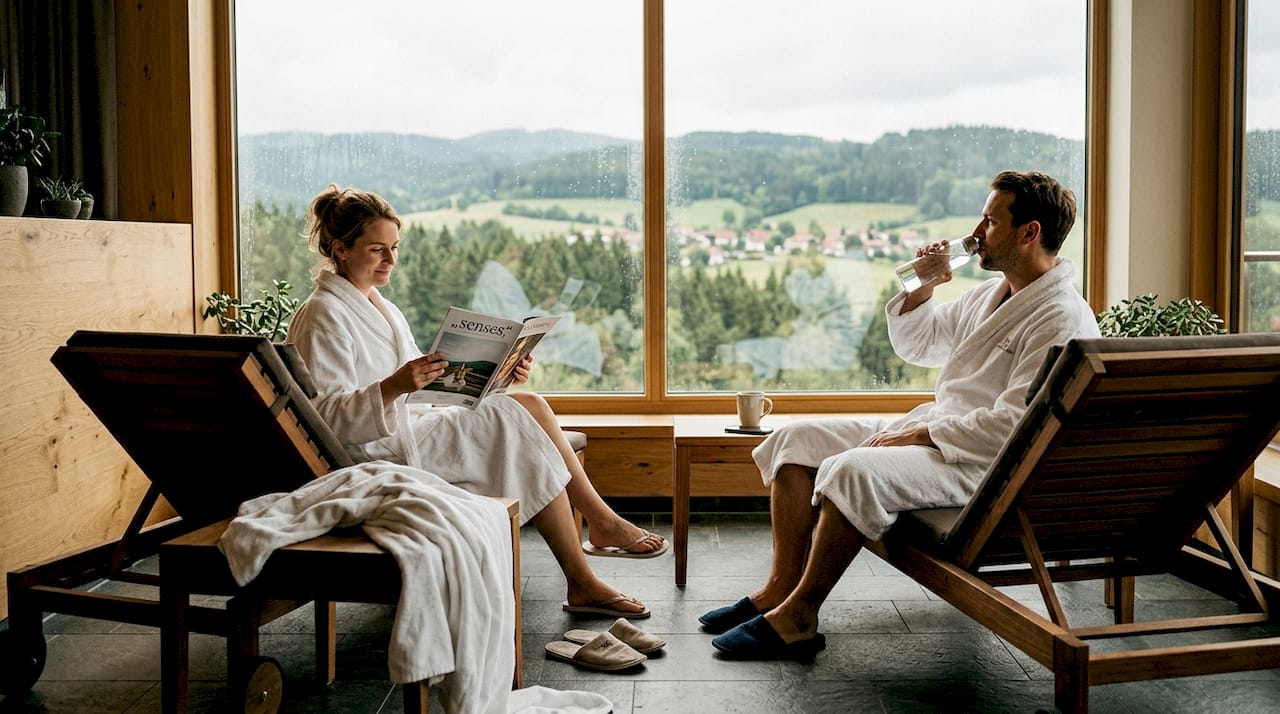 Ein Paar genie&szlig;t die Ruhe auf bequemen Liegen im Spa-Bereich eines Wellnesshotels.