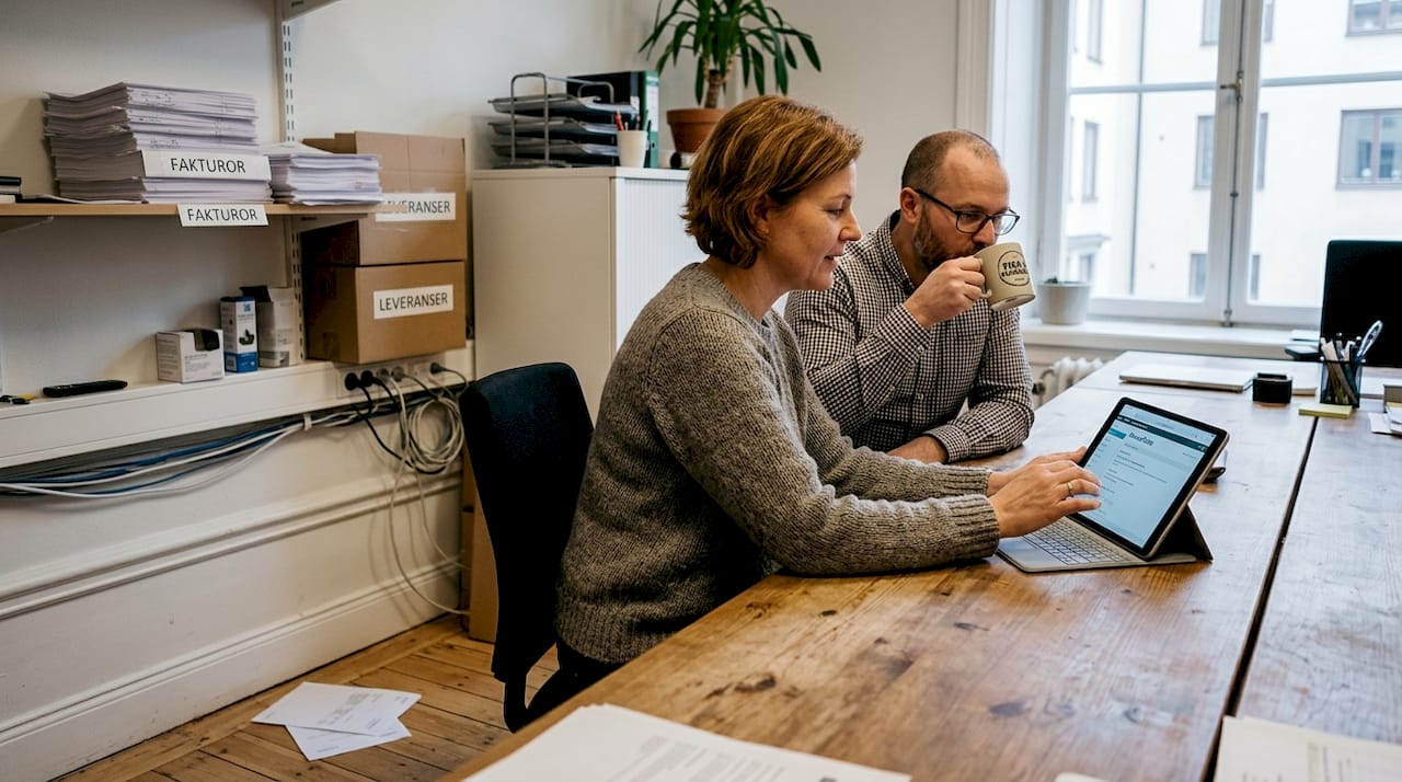 Varför smart nätverkshantering är avgörande för hem och småföretag 2026 - Datasupport Stockholm | Min Datorsupport AB 3 Småföretagare tar hand om nätverket på sitt eget kontor