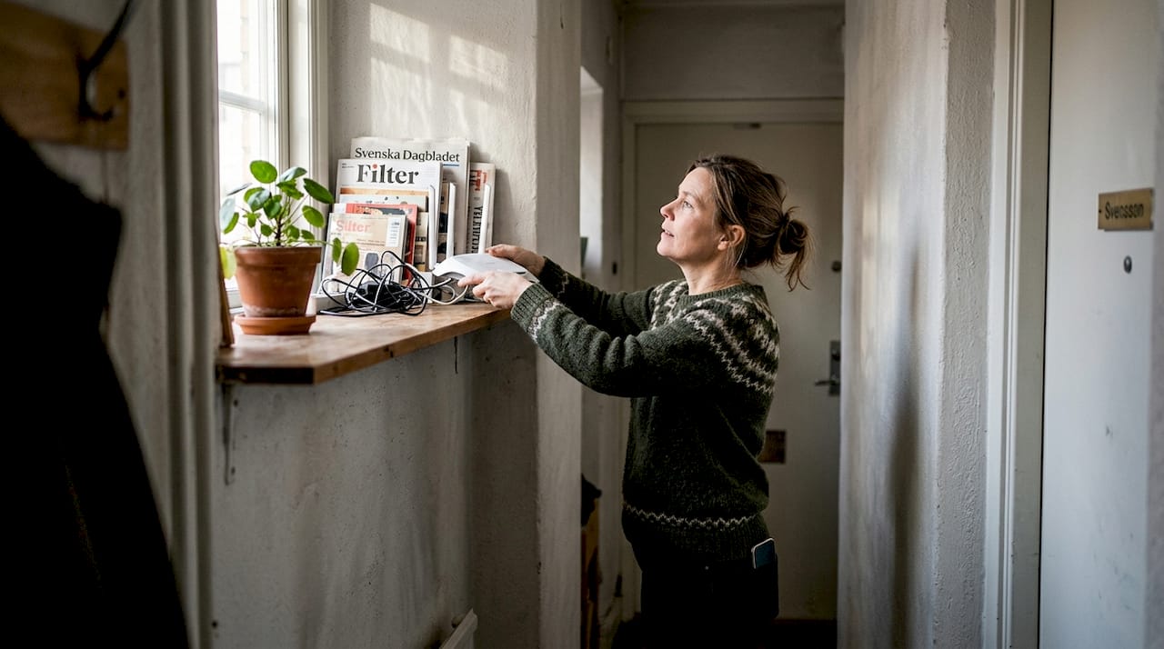 Varför kopplas WiFi ner hela tiden? Lösningar för Stockholm 3 Kvinna ställer upp wifi-router i lägenhet med tjocka betongväggar