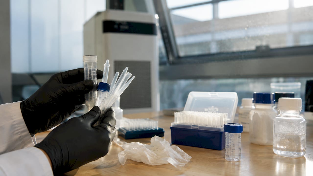 Vue rapprochée de consommables de laboratoire, avec un focus sur les sources potentielles de contamination.