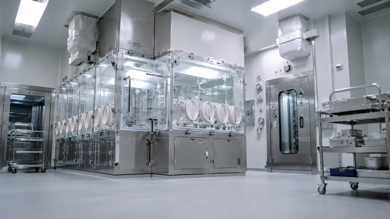 Pharmaceutical cleanroom with isolator system