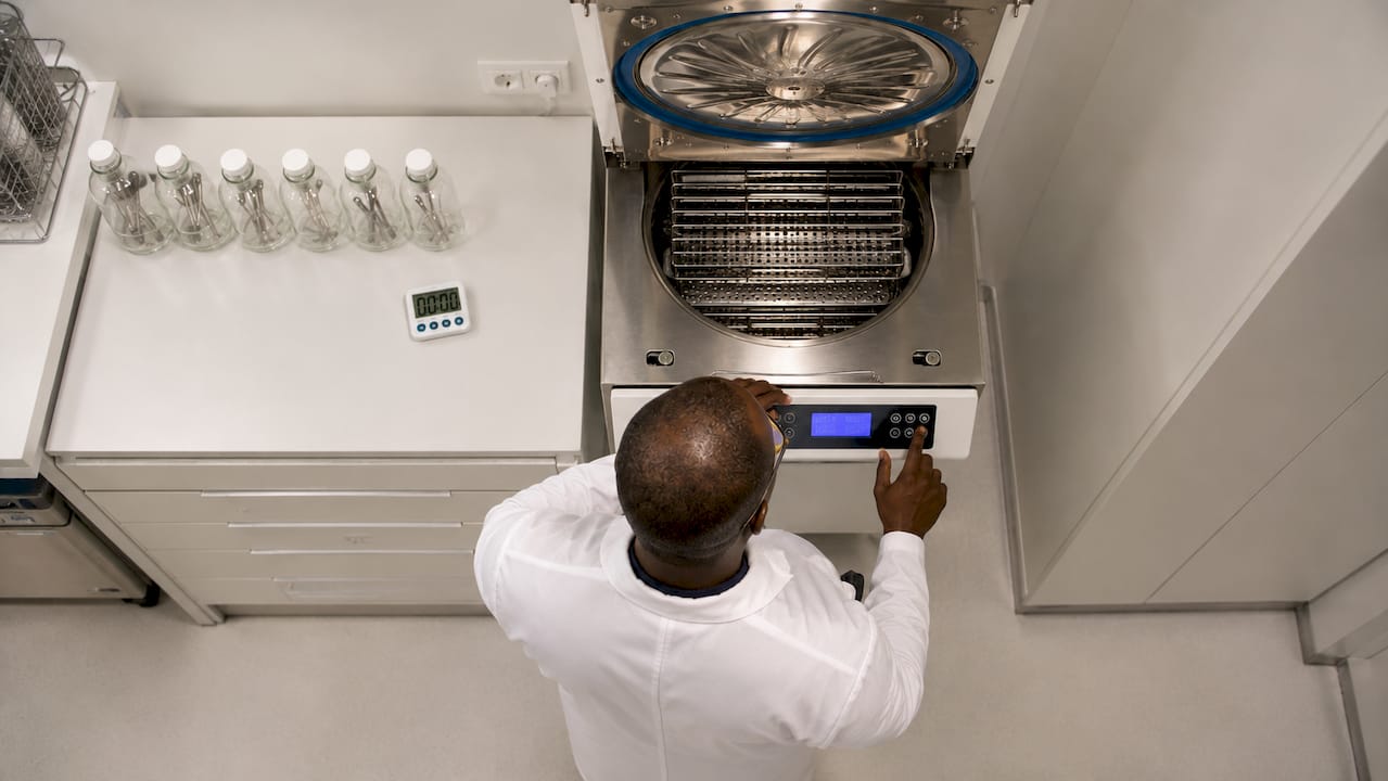 Especialista realizando la revisión de un autoclave en el área de esterilización