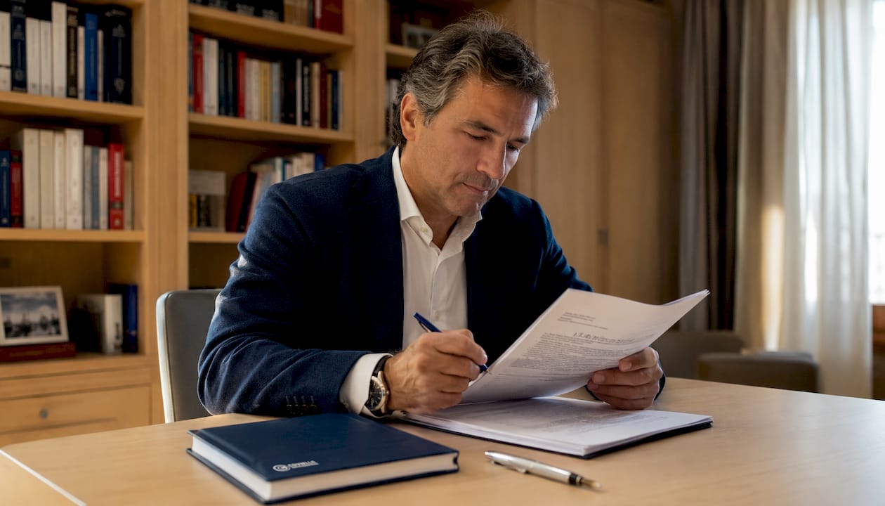 Mani che esaminano attentamente i documenti di un contratto sui diritti d’autore