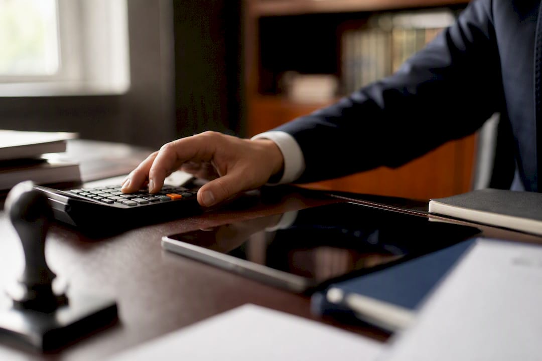 Calcolatrice e tablet sulla scrivania di uno studio legale