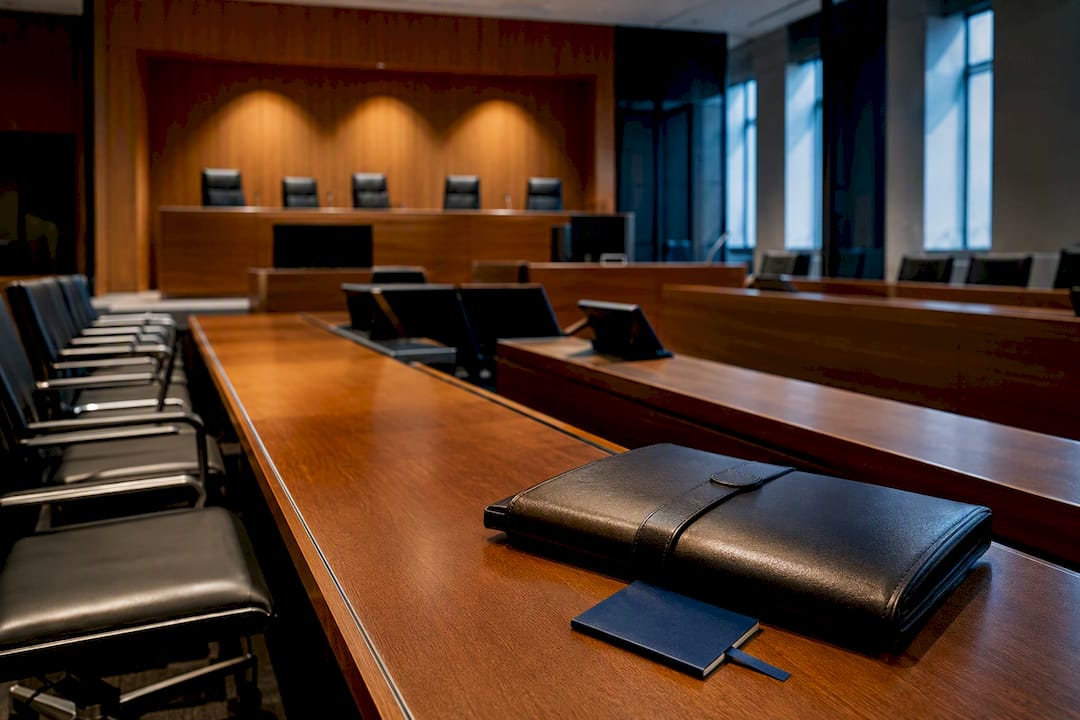 Una sala udienze europea allestita per controversie legali