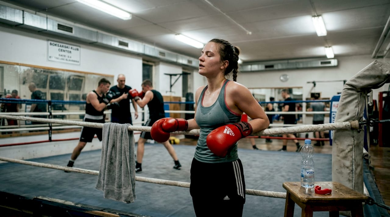Boksarka ob robu ringa vadi, kako ohraniti čustveno trdnost.