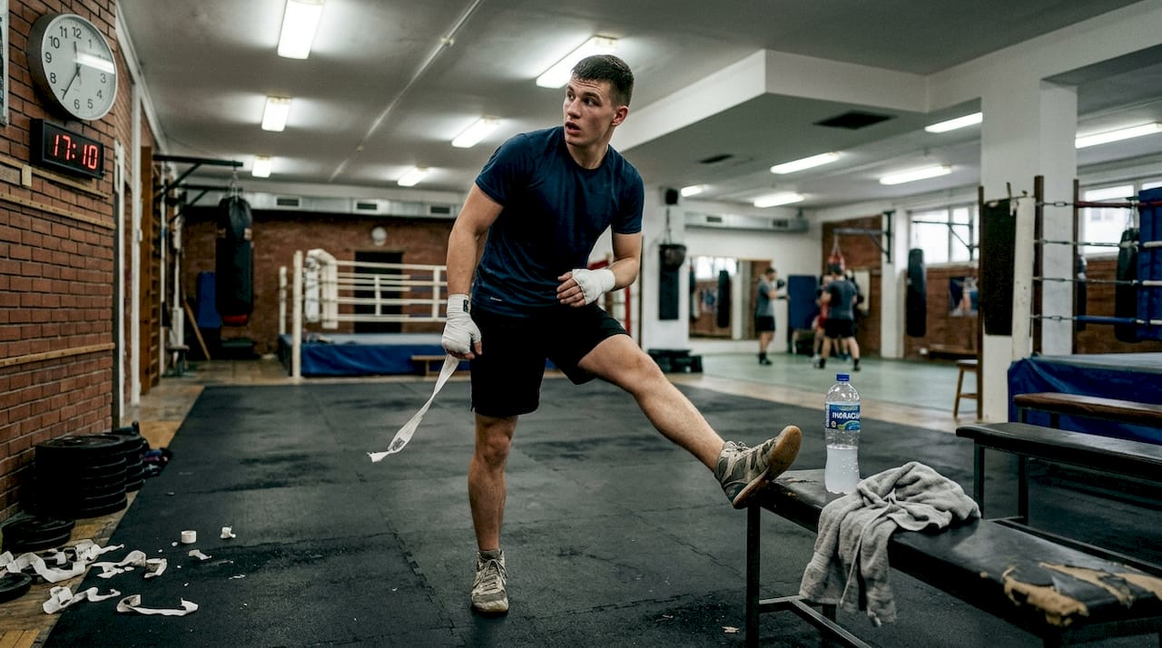 Boksar v mestni telovadnici hiti s predhodnim ogrevanjem.