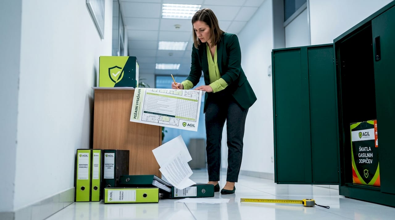 Zaposlena v podjetju izpolnjuje vprašalnik o požarni varnosti.