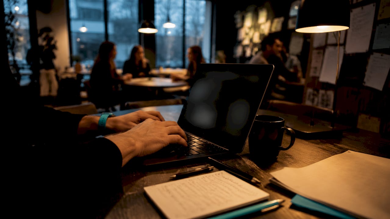 Počas technického SEO auditu niekto intenzívne píše na klávesnici a analyzuje webstránku.