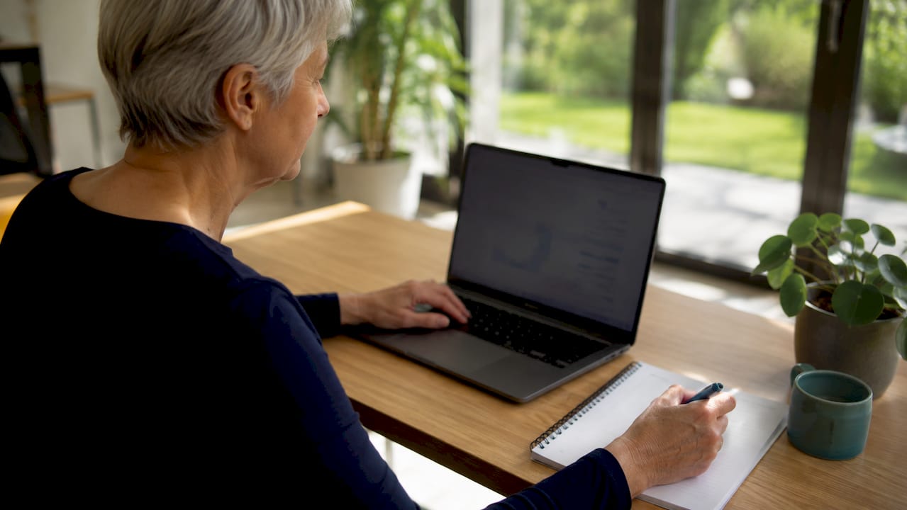 Hände bedienen ein Dashboard mit Support-Daten