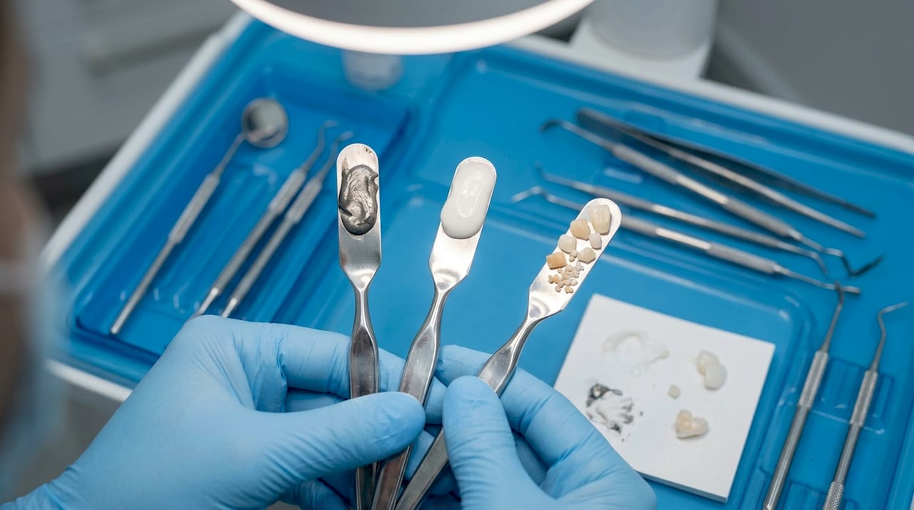 Podrobno prikazan dentalni material, ki ga zobozdravnik drži v rokah.