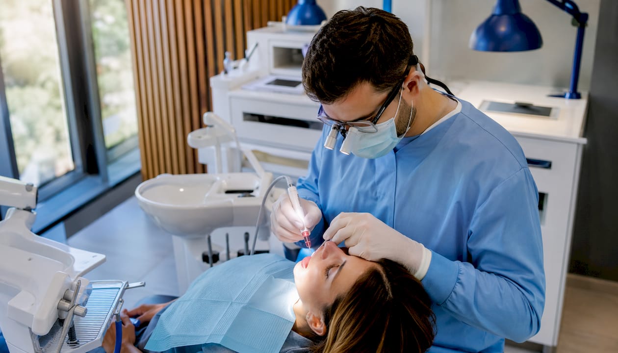 Pri zobozdravniku danes karies pogosto odstranjujejo z napredno lasersko tehnologijo.