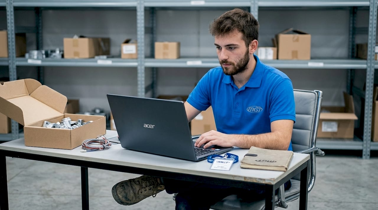 Il tecnico si occupa dell'aggiornamento dei dati OEE relativi al magazzino.