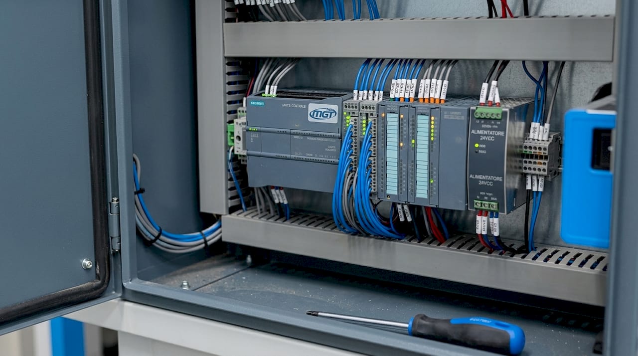 Controllore logico programmabile installato all’interno di un quadro elettrico industriale