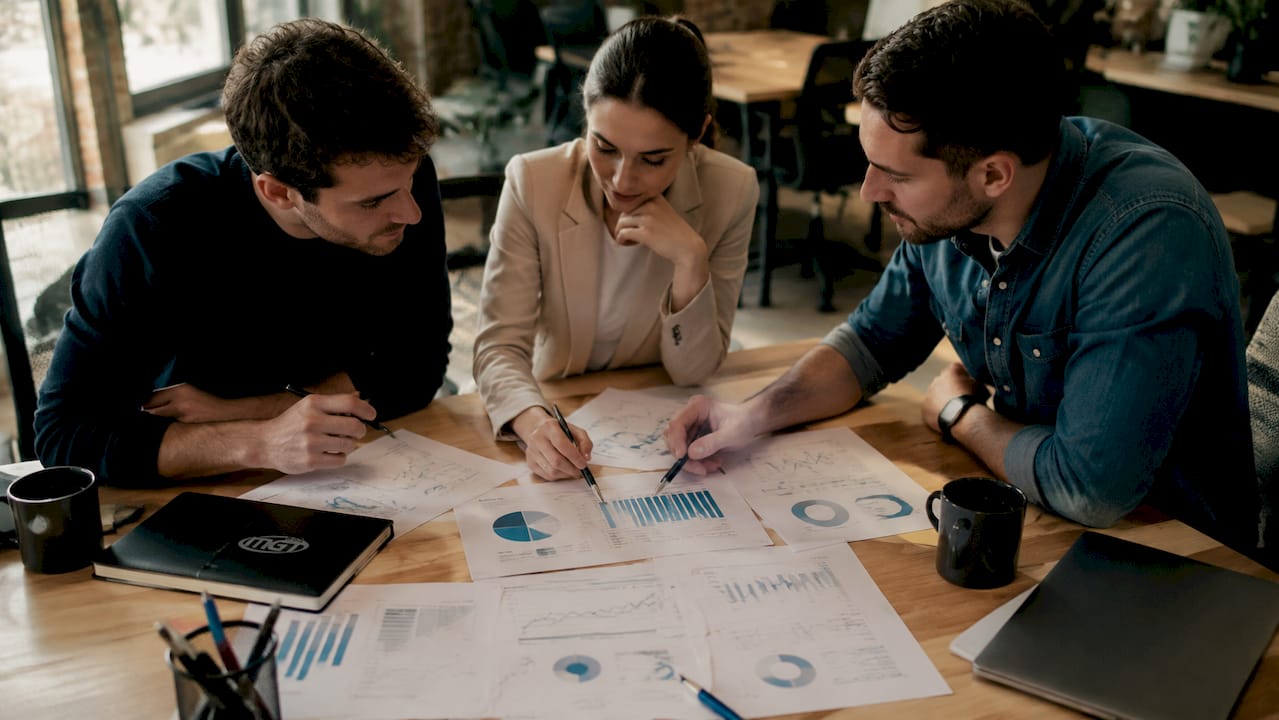 Il team analizza i benefici dei sistemi di controllo industriale.