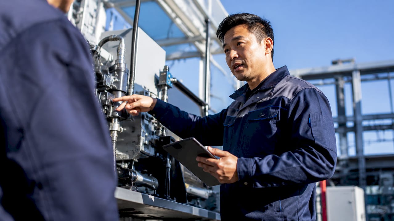 Tecnico specializzato che controlla e monitora i macchinari all’interno dello stabilimento industriale.