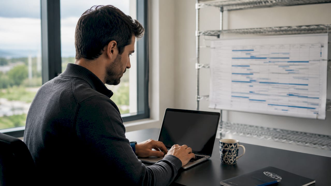 Professionista al lavoro gestisce al meglio il suo tempo