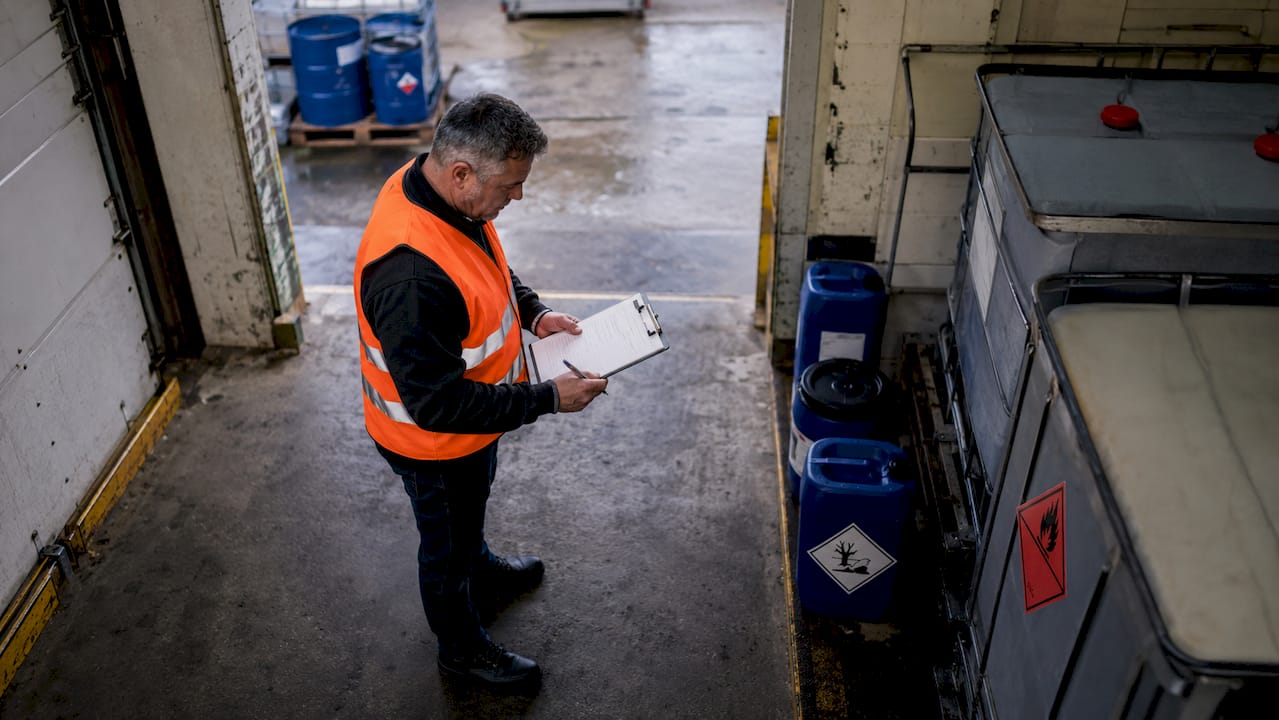 Vrachtwagenchauffeur loopt veiligheidscheck na bij transport van gevaarlijke stoffen