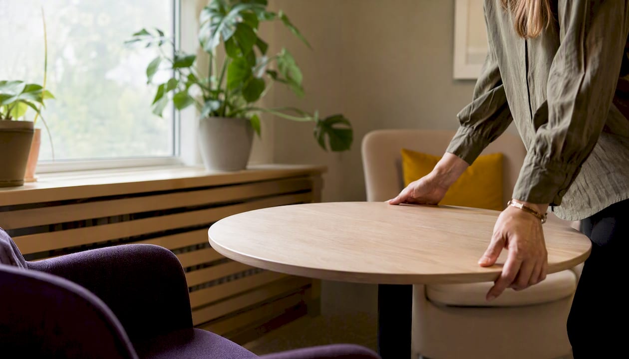 Iemand zet stoelen klaar voor een overleg
