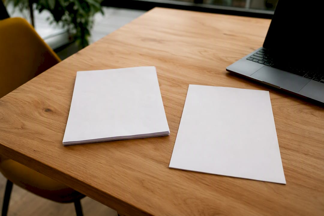 Loonstrook en verzekeringspapieren op het bureau