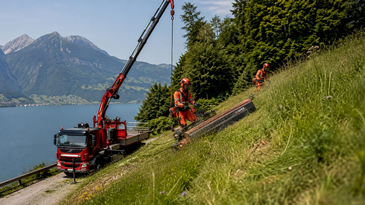 Mitarbeiter der Spez-AG bringen die steile Uferböschung am Zürichsee wieder in Schuss.