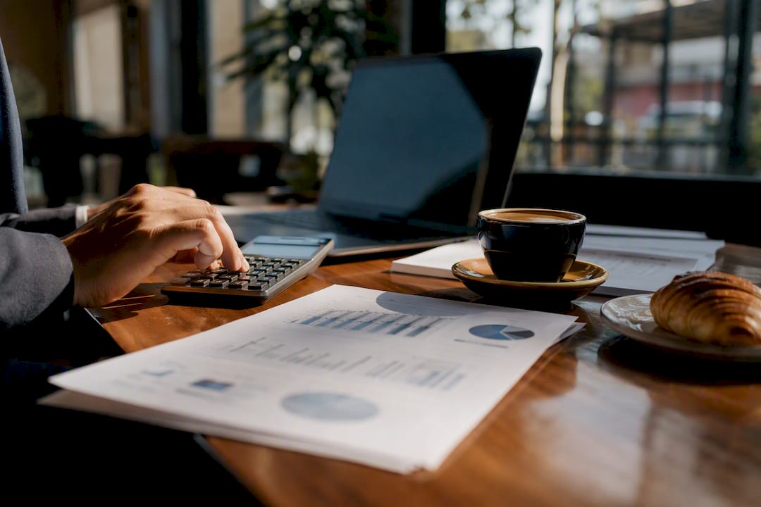 Calculator and charts for mortgage savings comparison