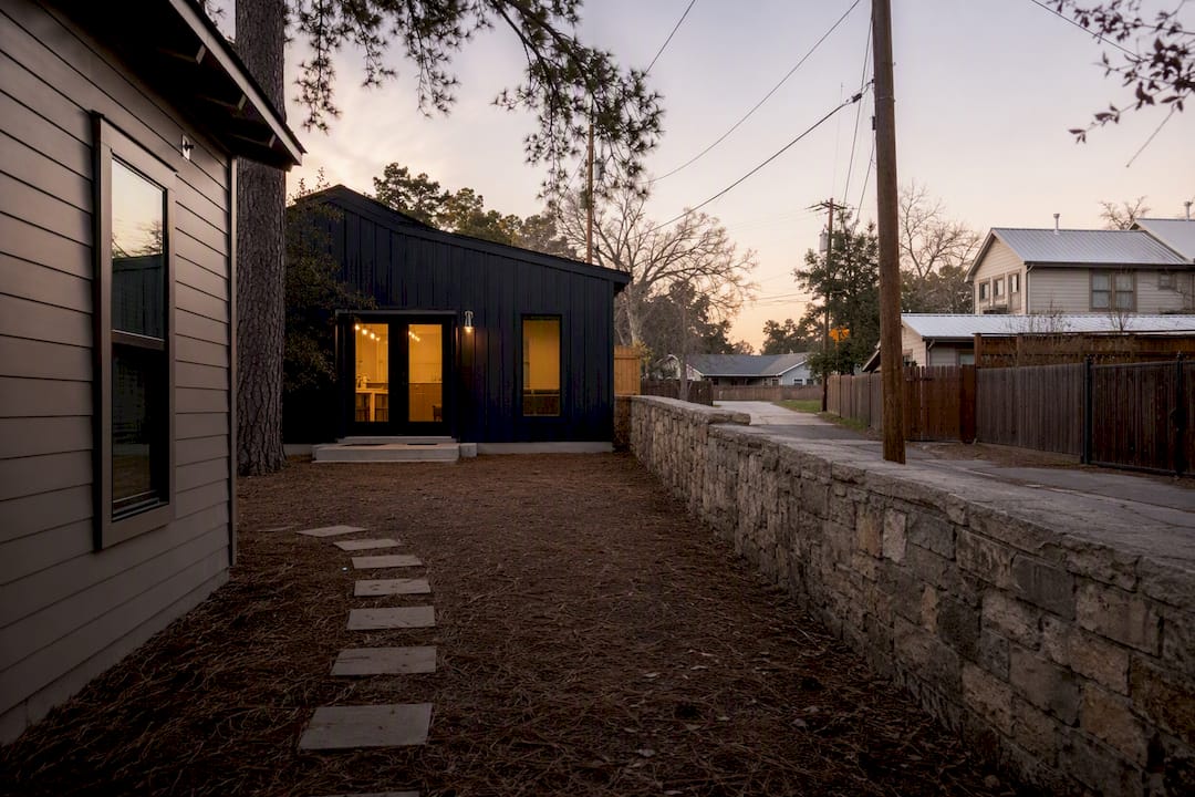 Detached ADU placed near back fence along alley in Austin backyard